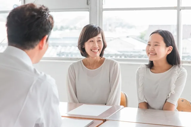 学習について先生に相談する親子