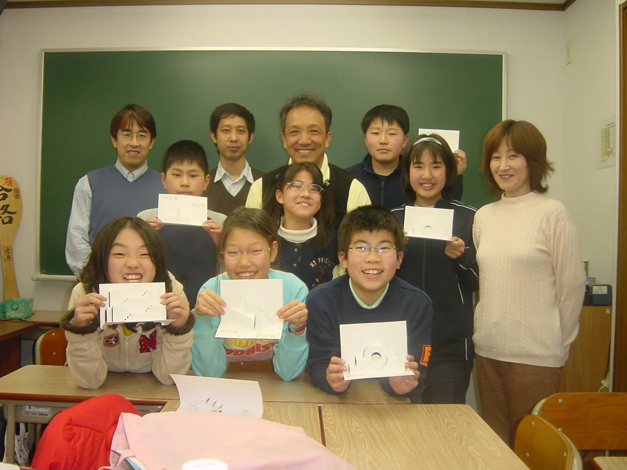 翔学館で作品を持つ生徒たち