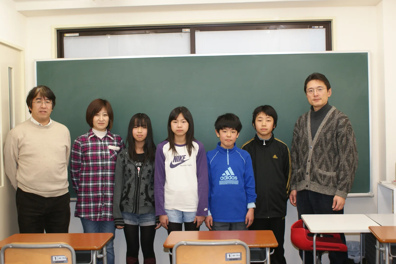 翔学館の教室での集合写真