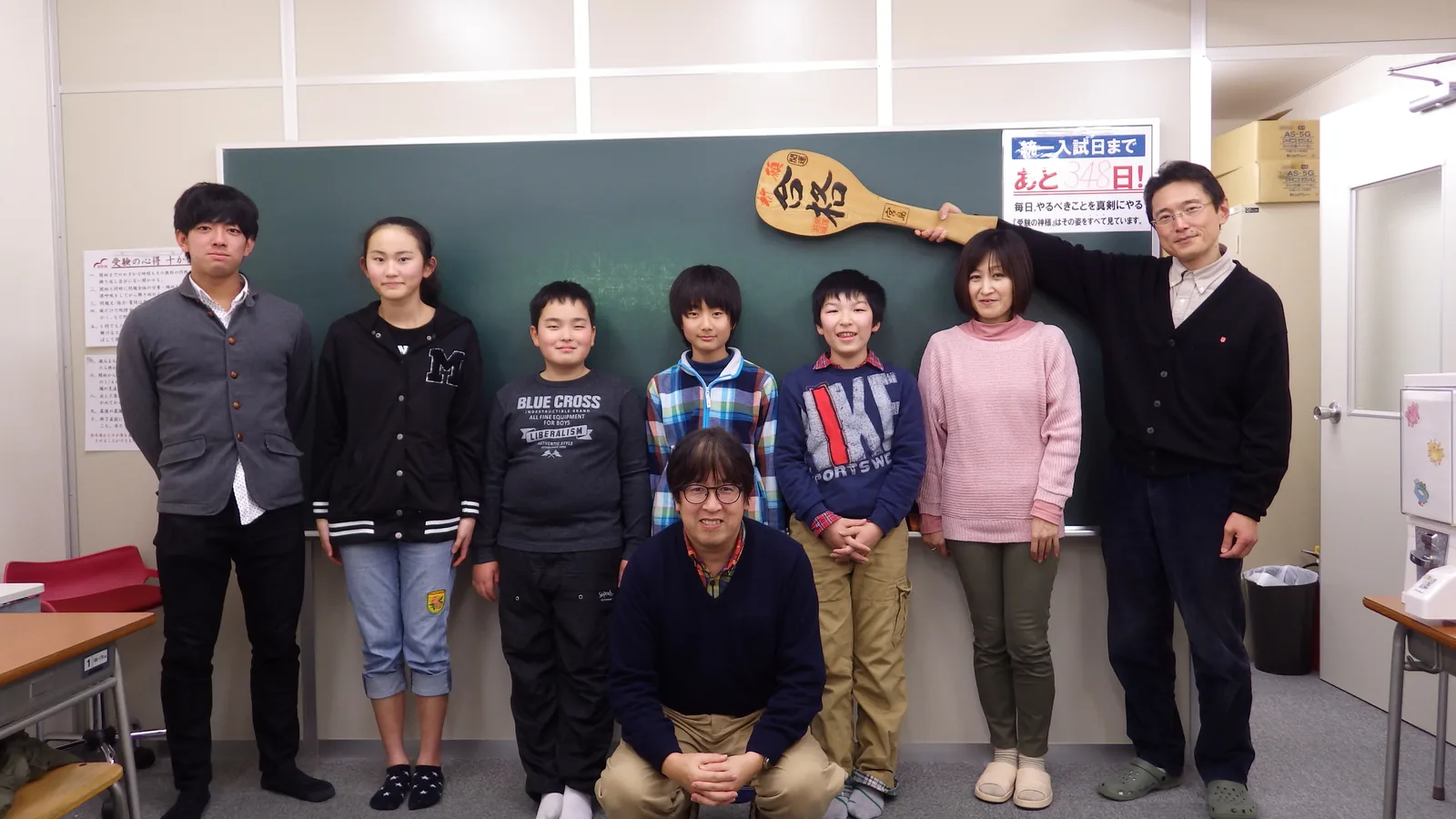 翔学館の教室で撮影した生徒・講師の集合写真