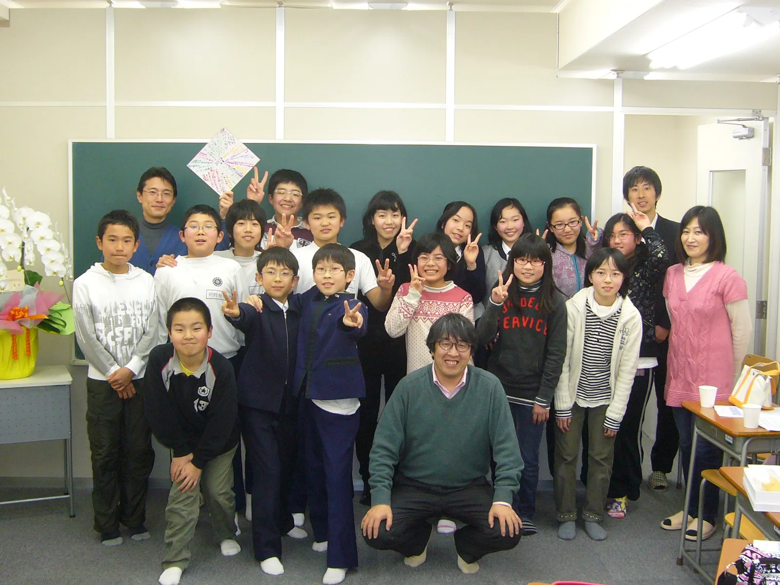 翔学館の教室で撮影した生徒・講師の集合写真